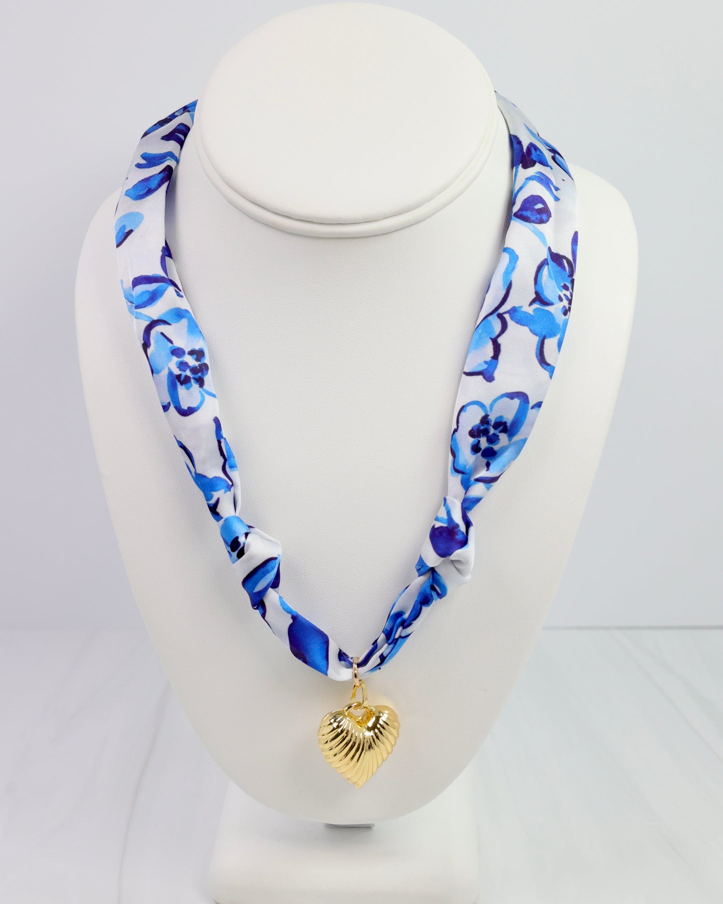 Serafina Scarf Charm Necklace Bl Wht Floral