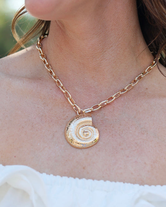 Piqua Sundial Shell Link Necklace Gold