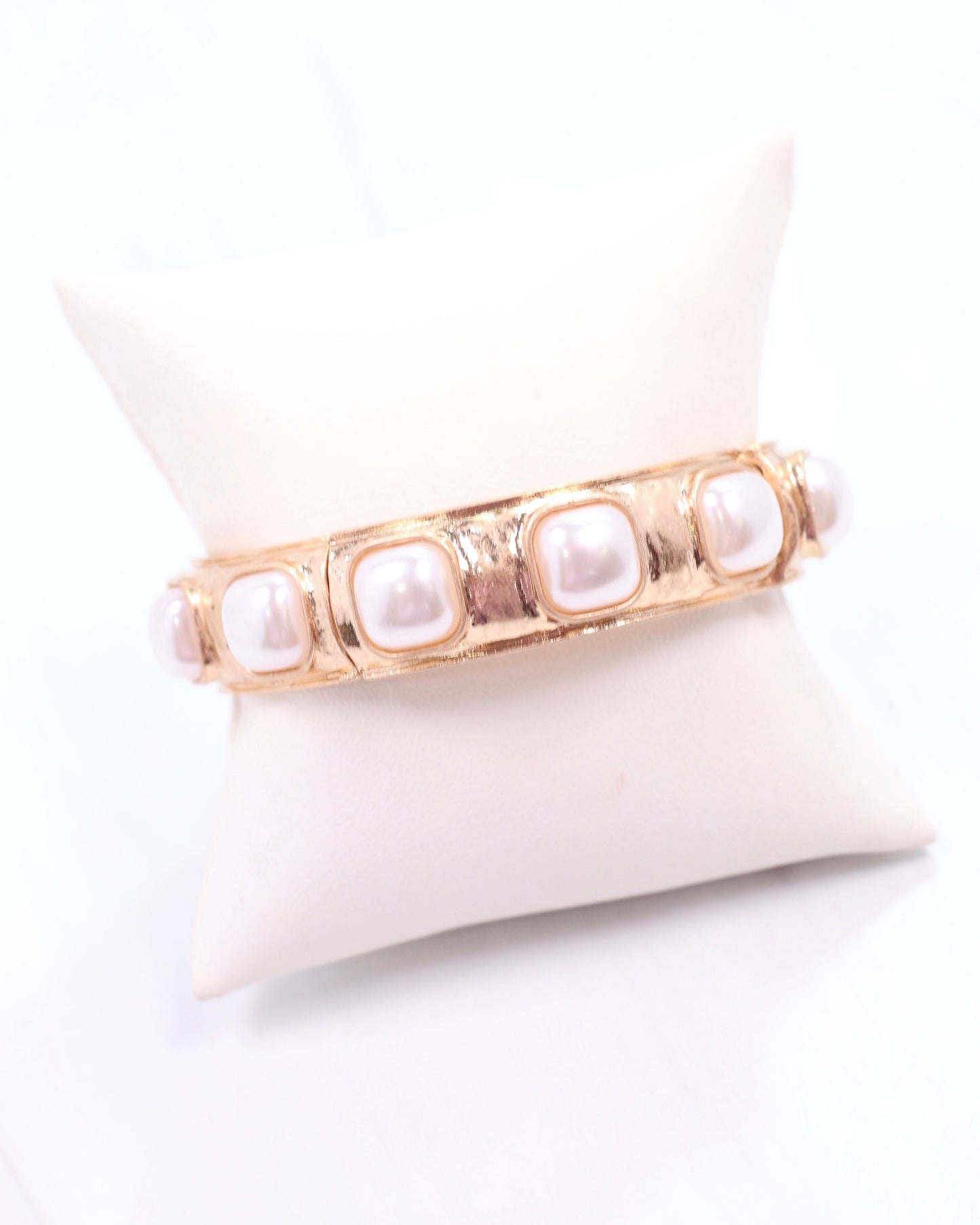 Allie Hammered Gold Stretch Bracelet Pearl
