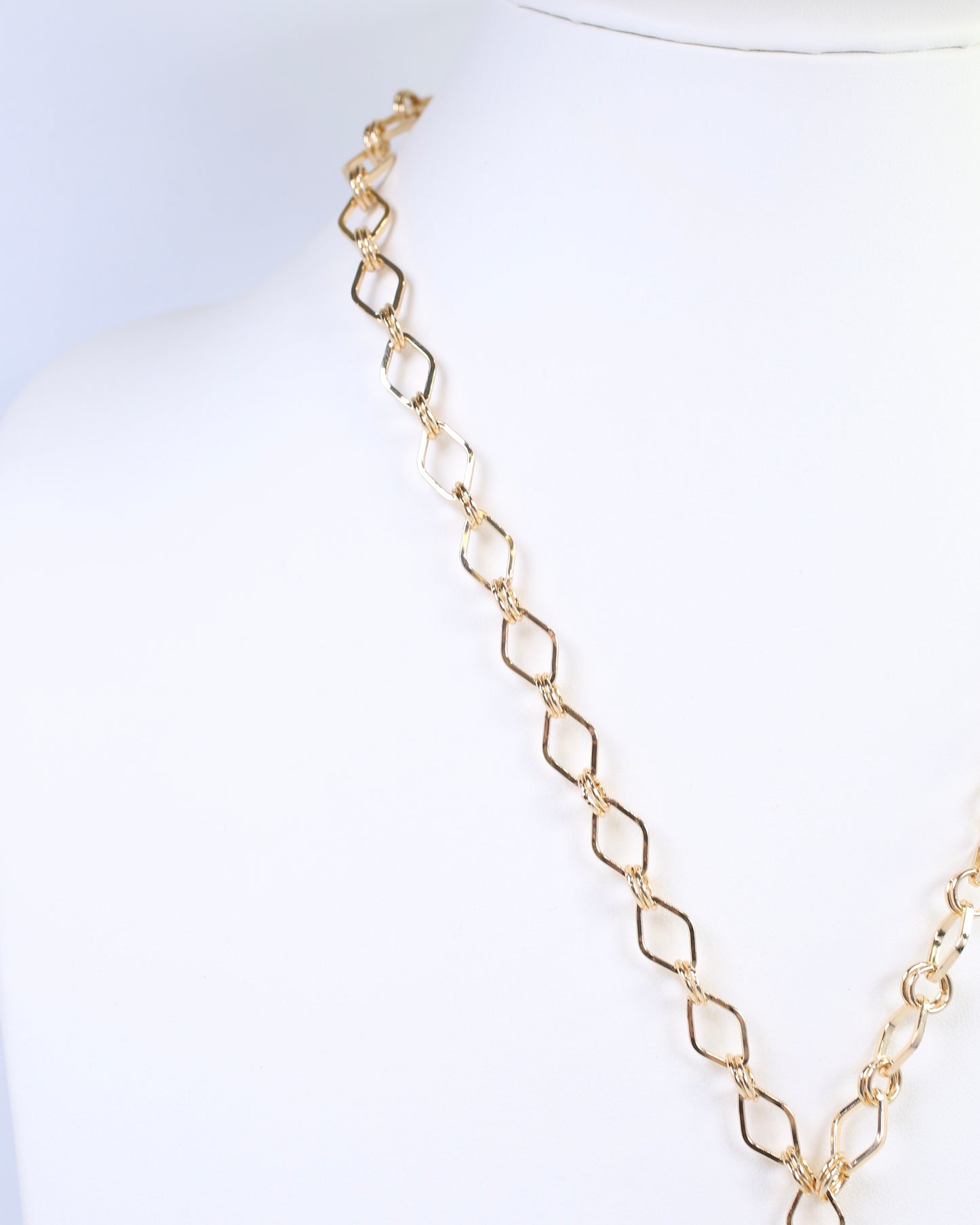 Abril Hammered Leaf Pendant Necklace Gold