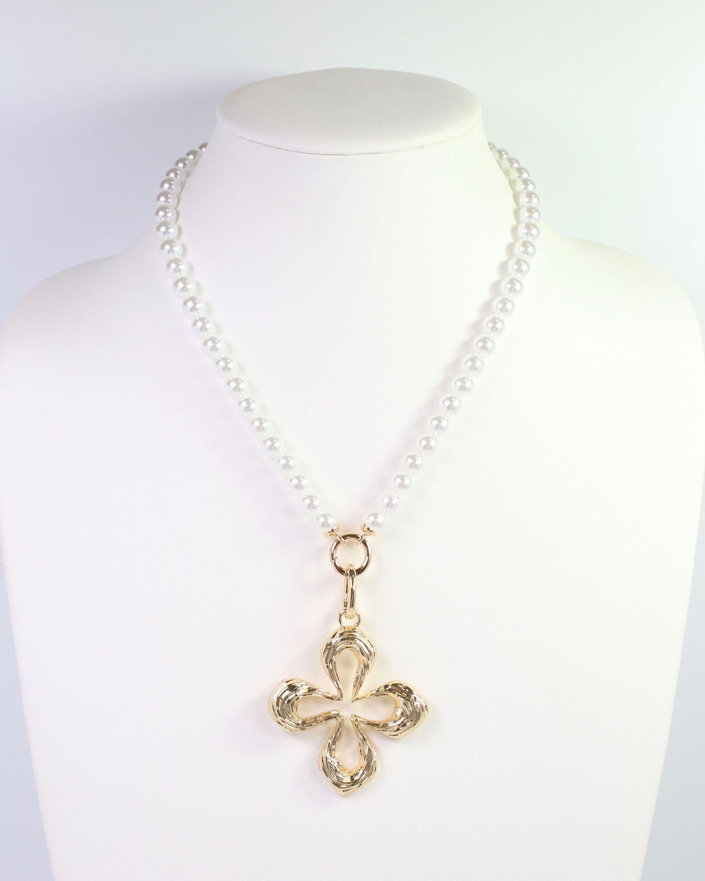 Oberlin Pearl Necklace with Charm Clasp Cream