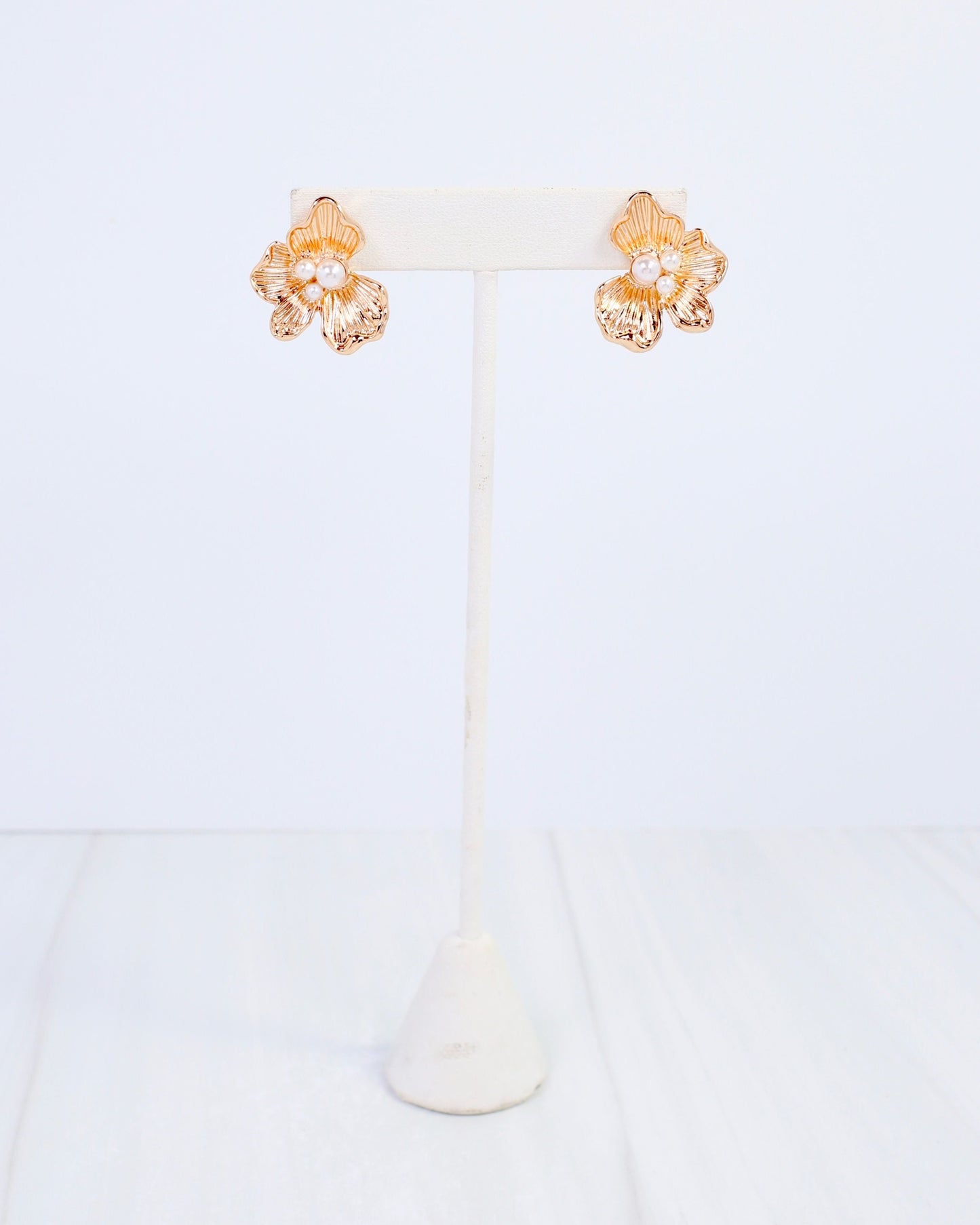 Alice Pearl Embellished Flower Earring Gold