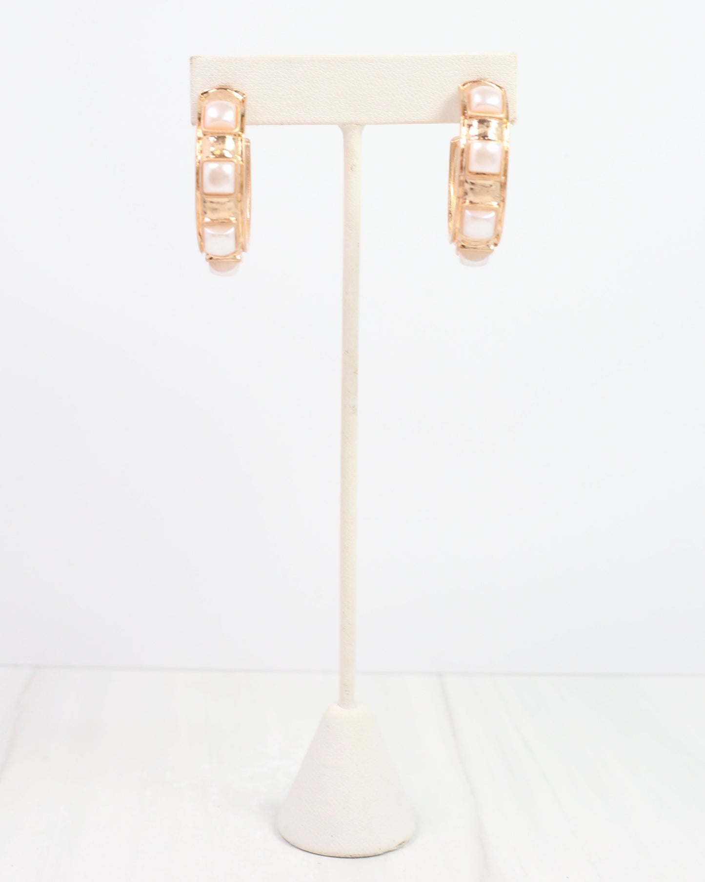 Allie Hammered Gold Earring Pearl