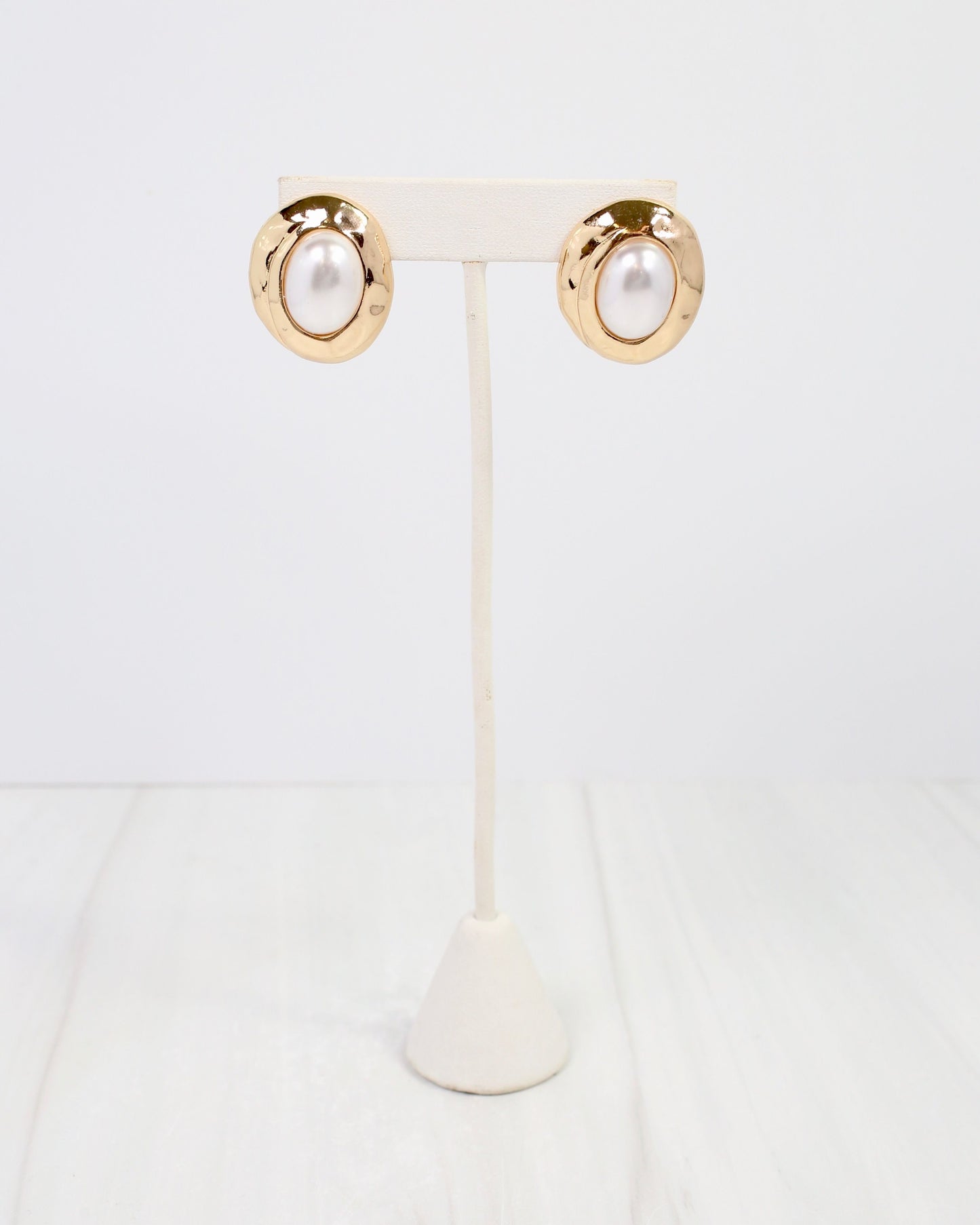 Newberg Oval Pearl Post Earring Gold