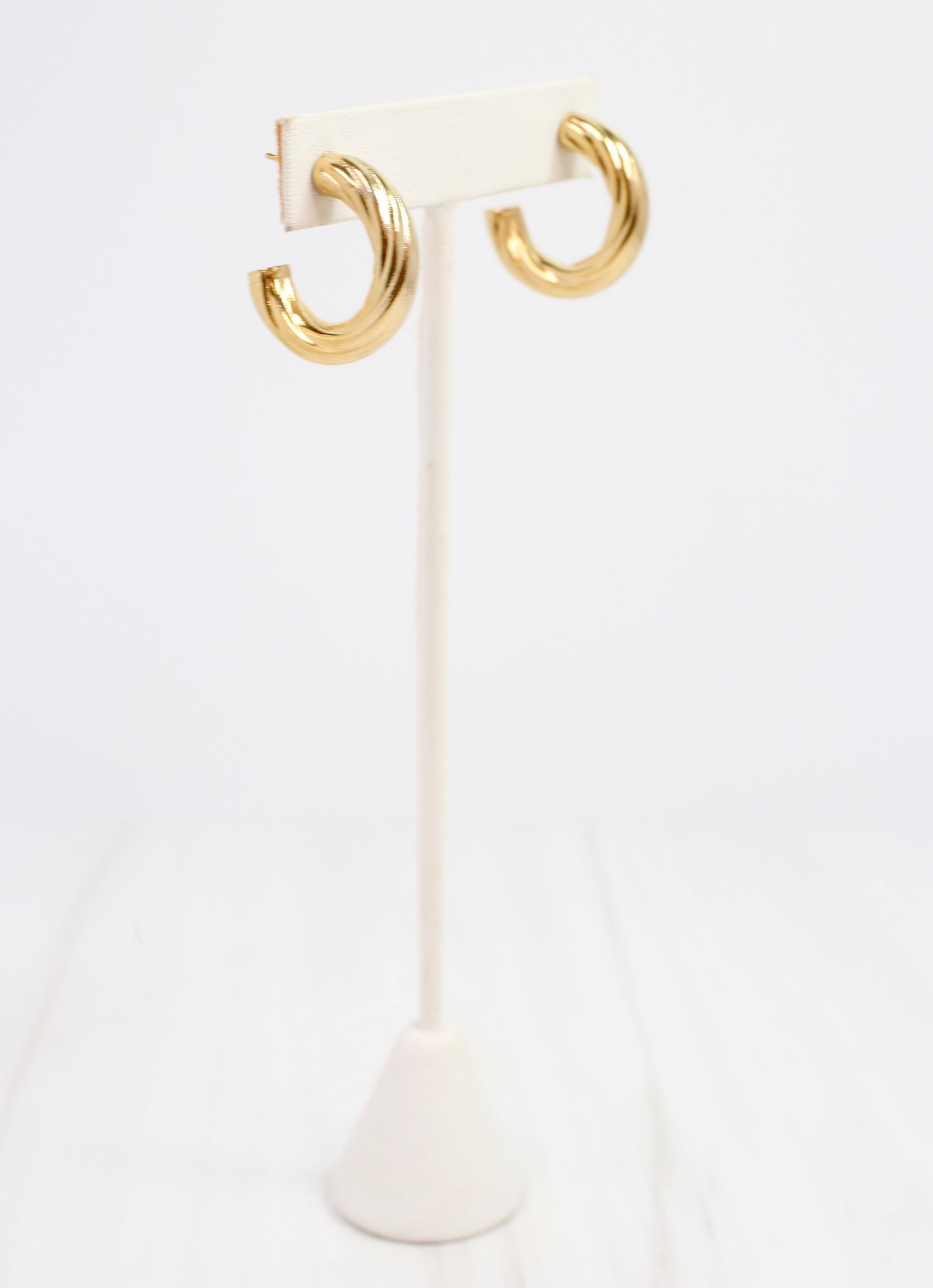 Cornelius Twisted Hoop Earring Shiny Gold