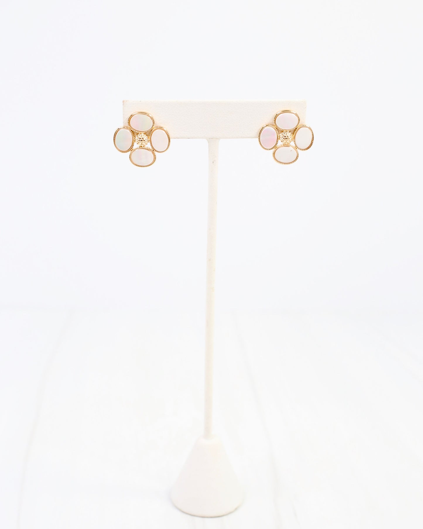 Centralia Flower Stud Earring Mother Of Pearl