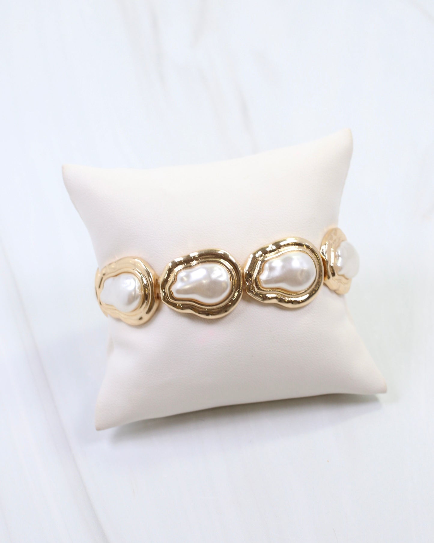Arwen Baroque Pearl Stretch Bracelet Gold