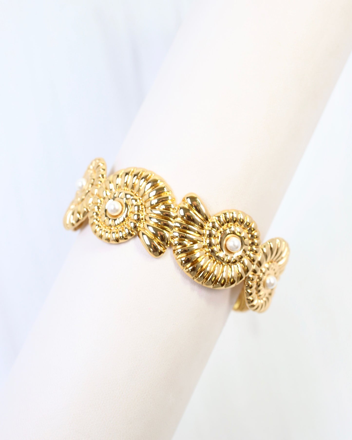 Holly Springs Shell Bracelet Gold