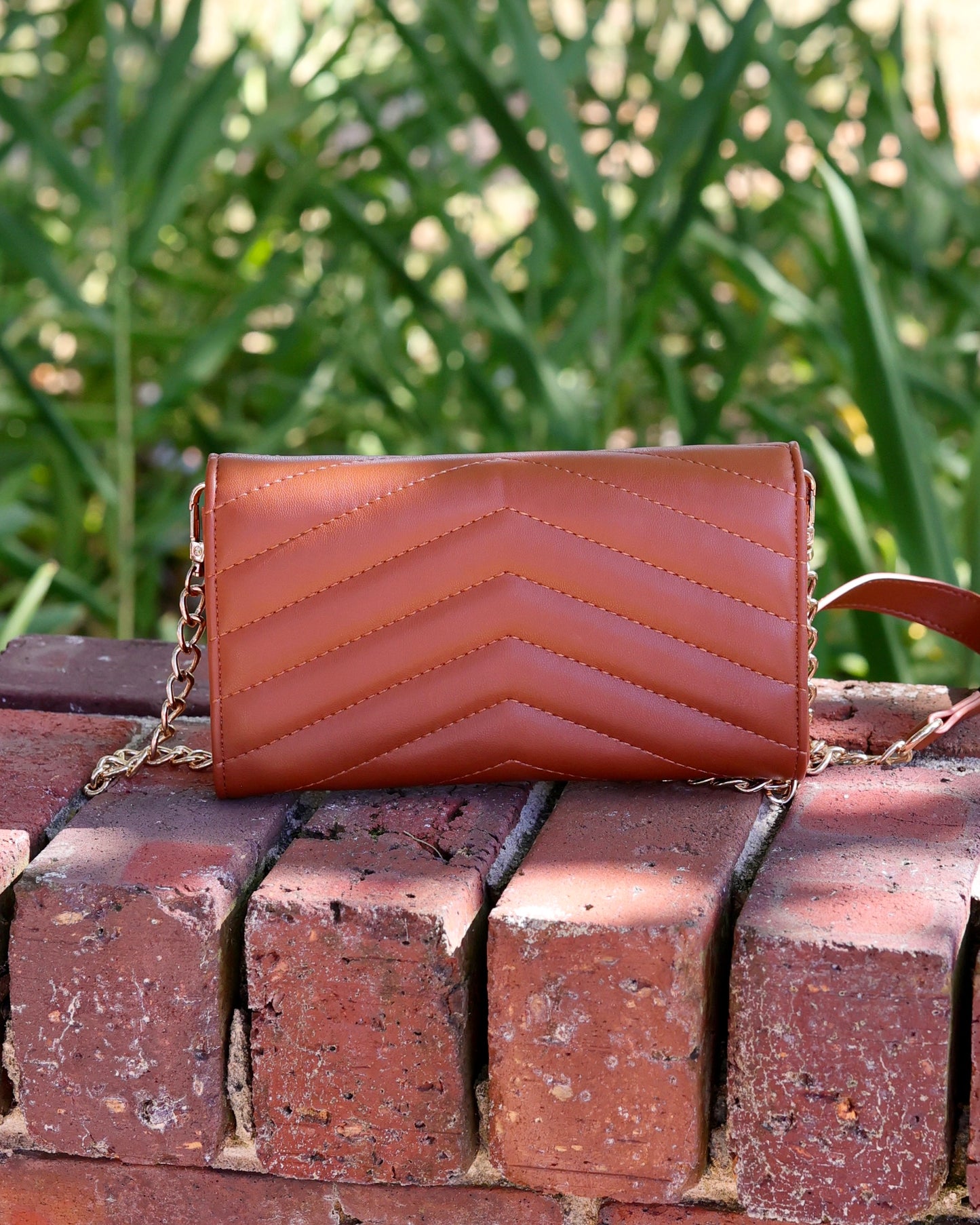 Carlington Clutch/Crossbody Saddle VQ