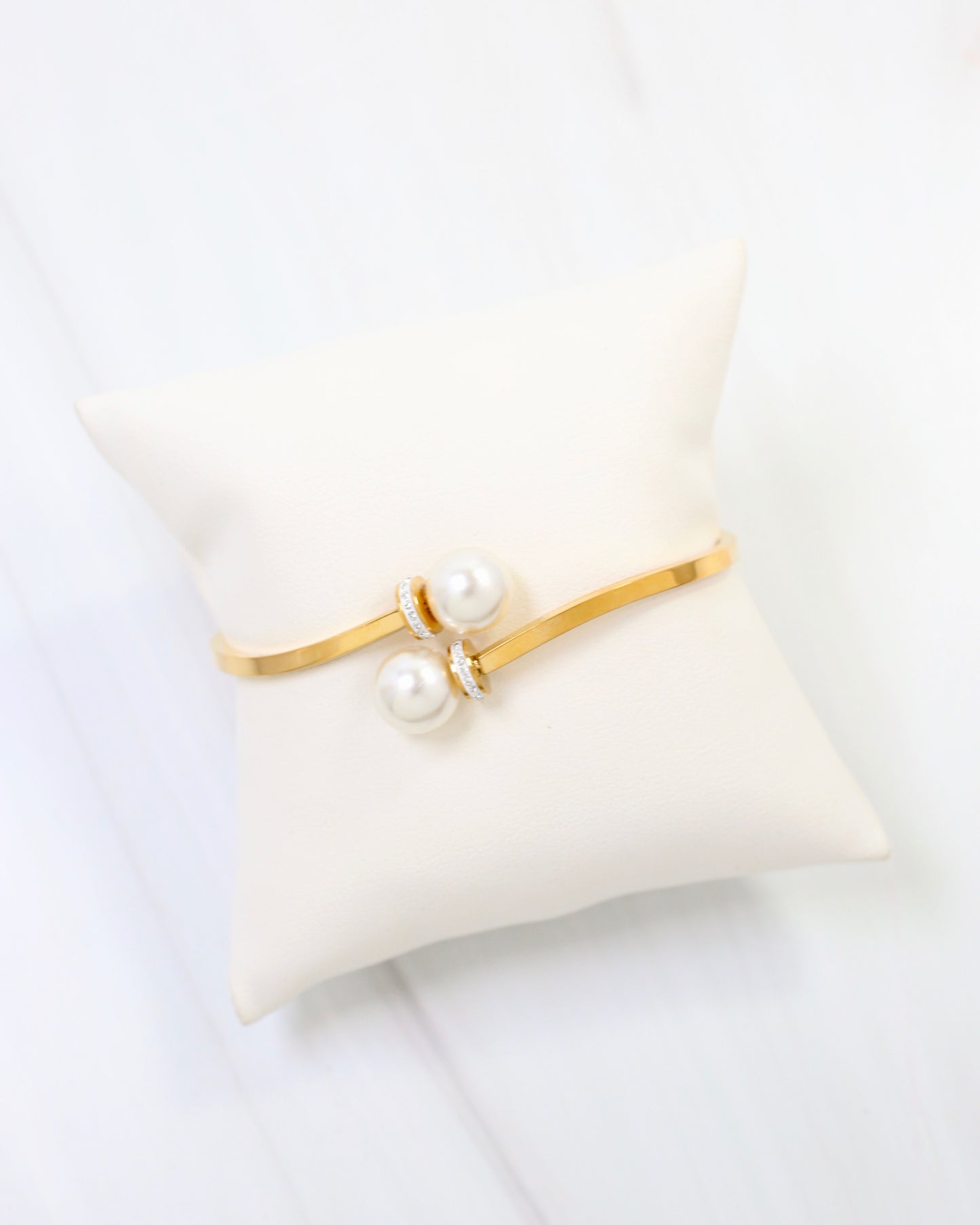 Everett Pearl Hinged Bracelet Gold