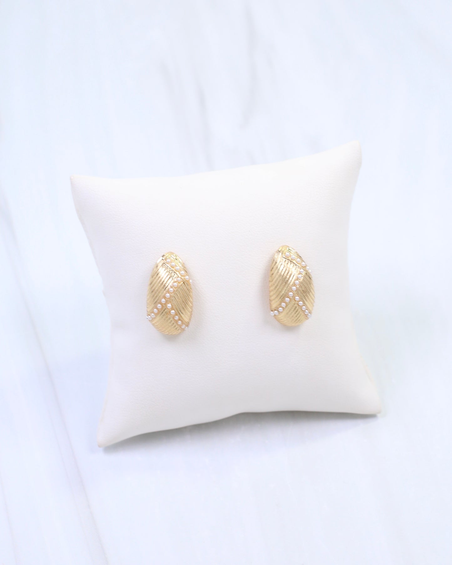 Annamarie Textured Pearl Lined Earring Gold