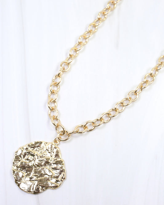 Aisha Textured Pendant Link Necklace Gold