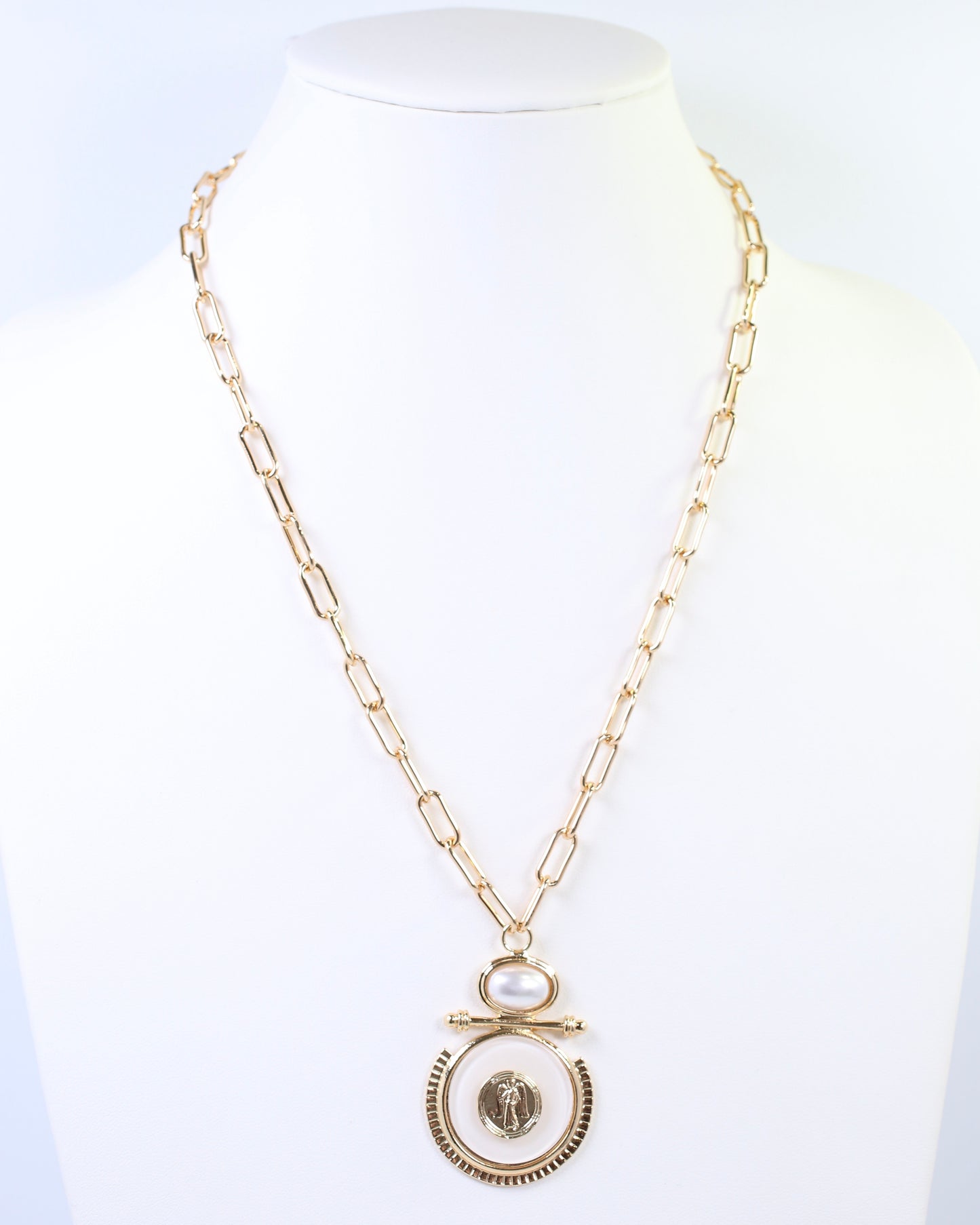 Moru Circle Pendant Necklace White