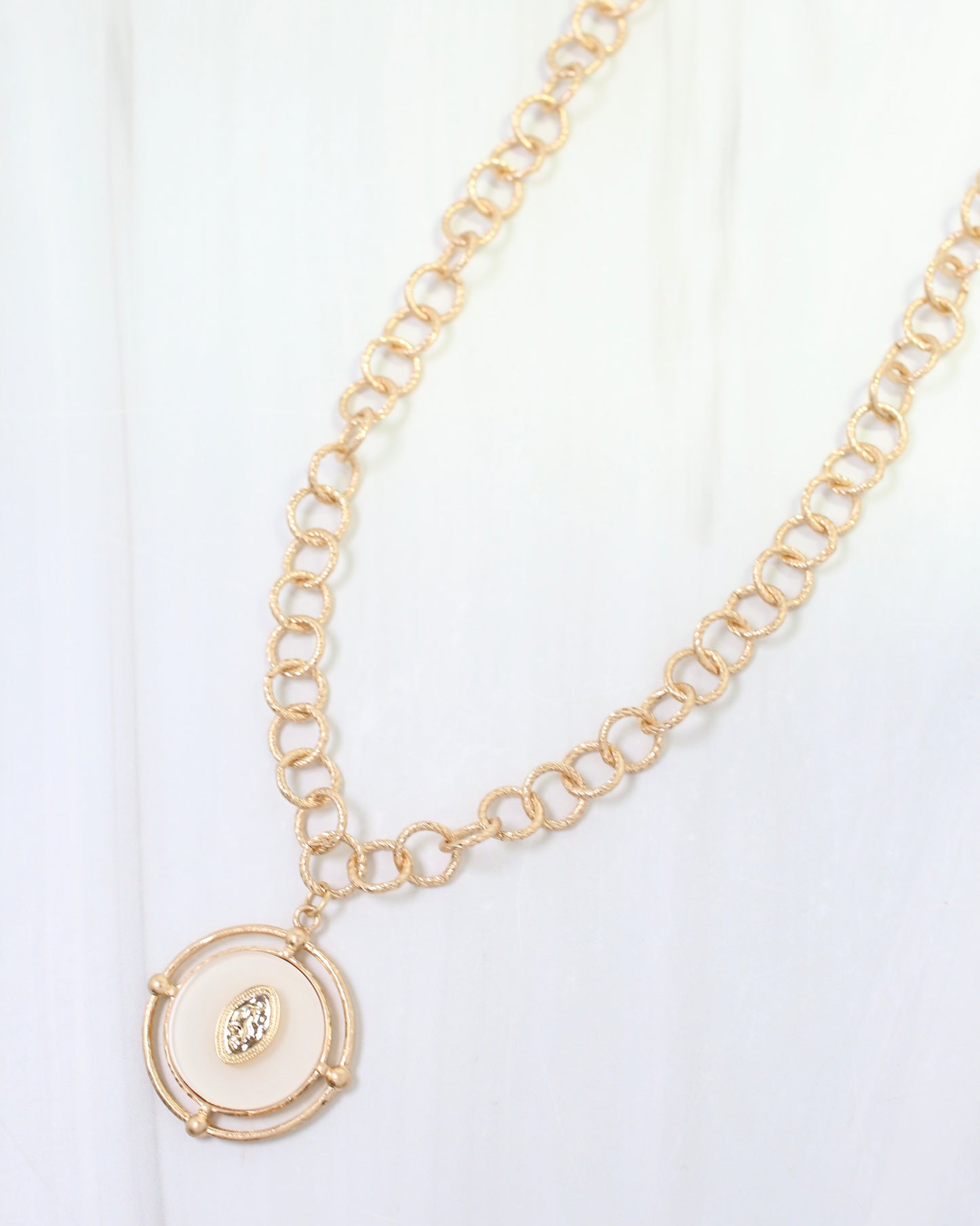 Moree Circle Pedant Link Necklace White