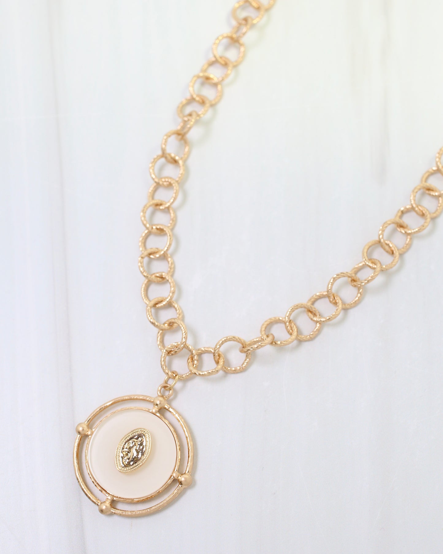 Moree Circle Pedant Link Necklace White