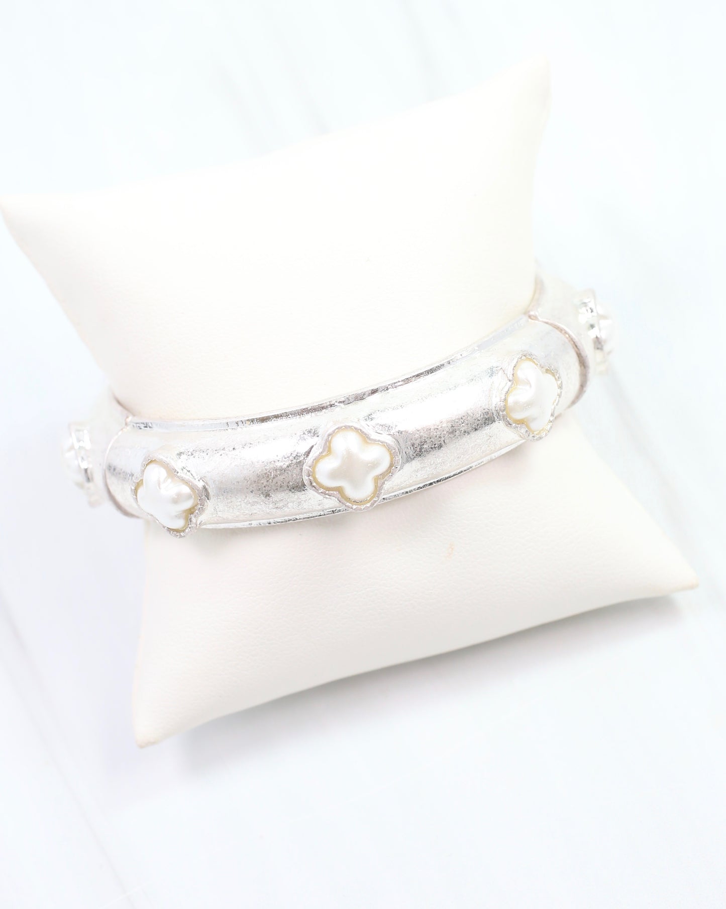 Neema Clover Stretch Bracelet Worn Silver