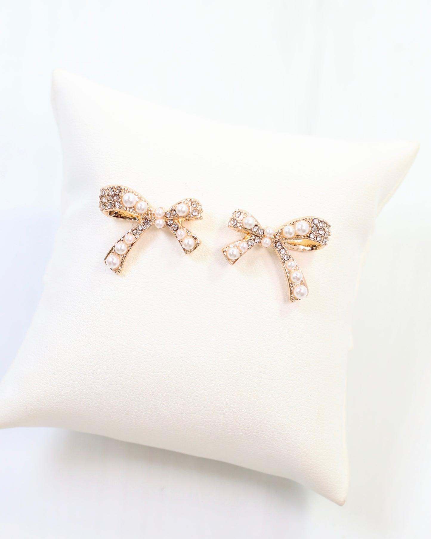 Pasadena Pearl Bow Stud Gold