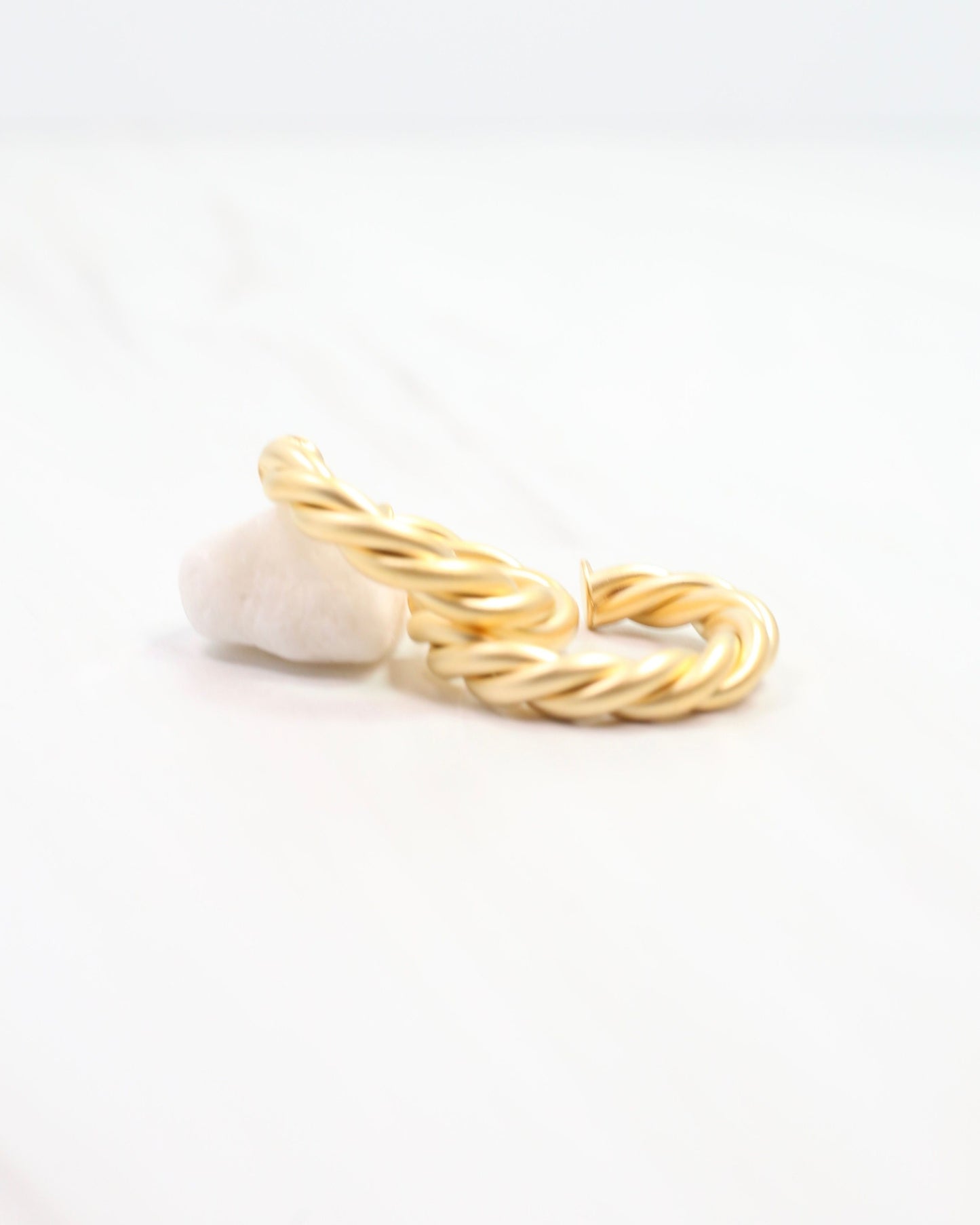Joshamee Twisted Hoop Earring Matte Gold