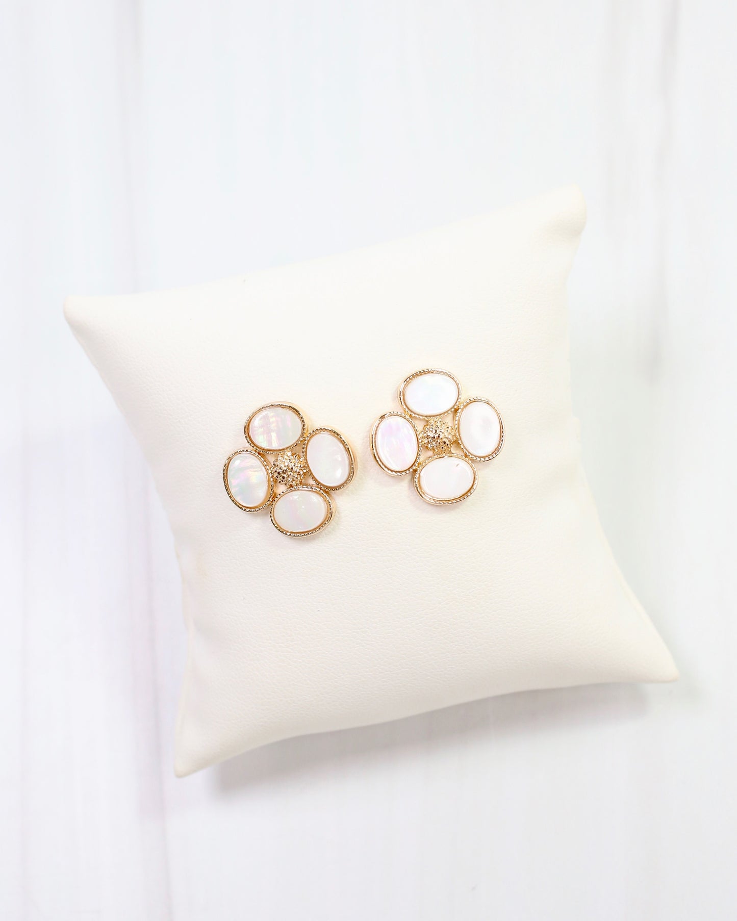 Centralia Flower Stud Earring Mother Of Pearl