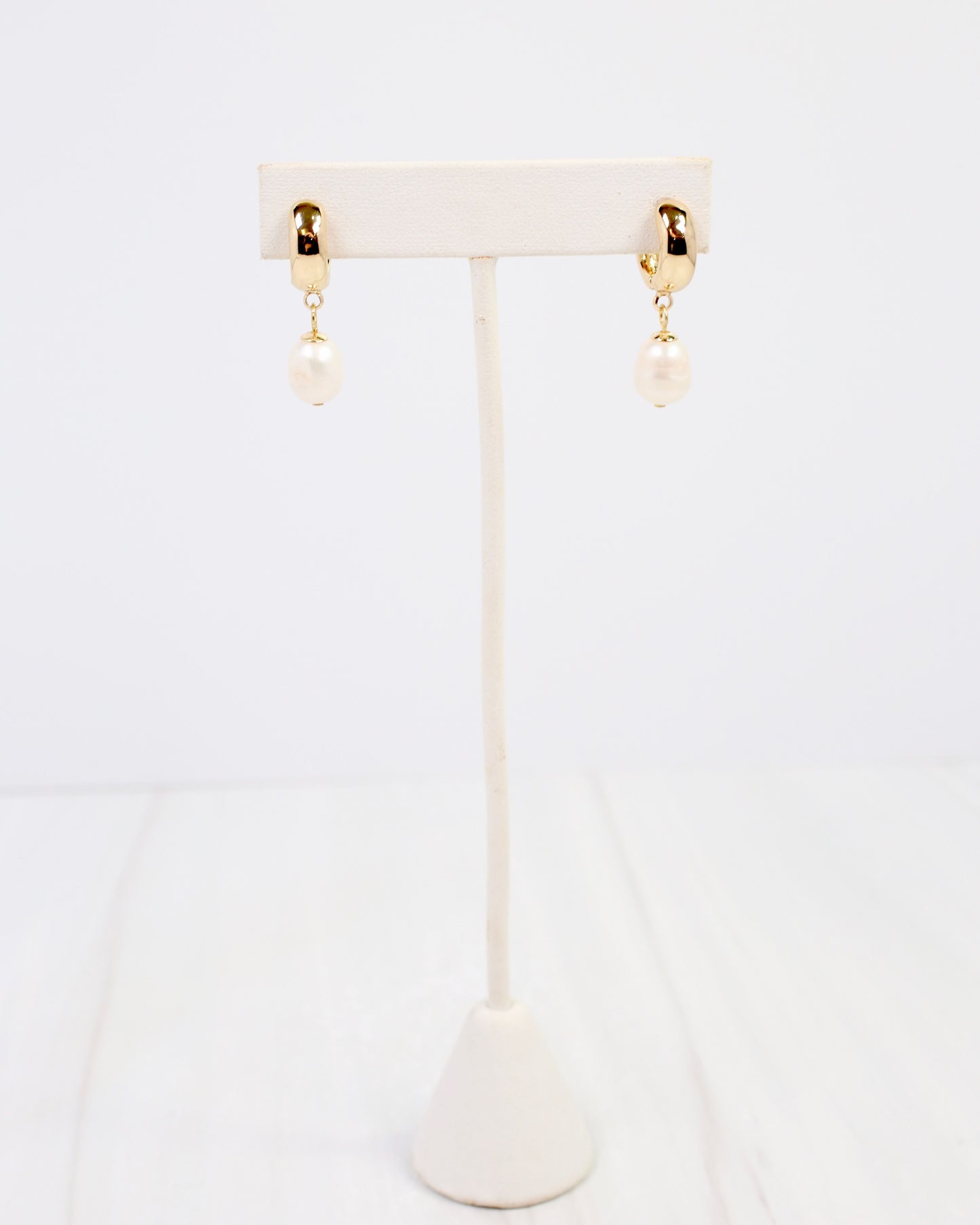 Niles Pearl Huggie Earring Gold