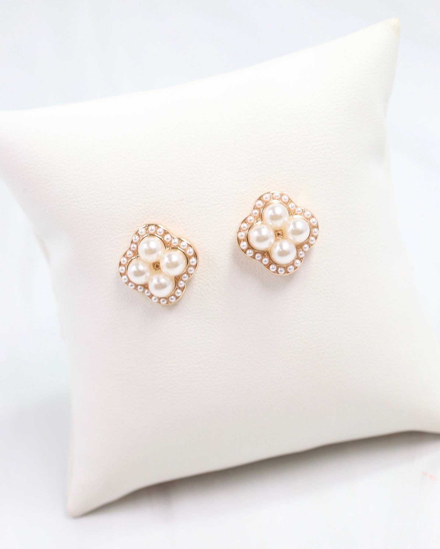 Ciebon Clover and Pearl Stud Earring-Small Cream