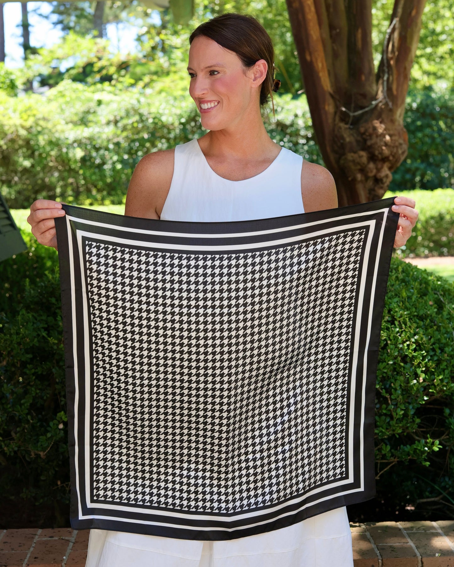 Carlton Houndstooth Scarf Medium Black White
