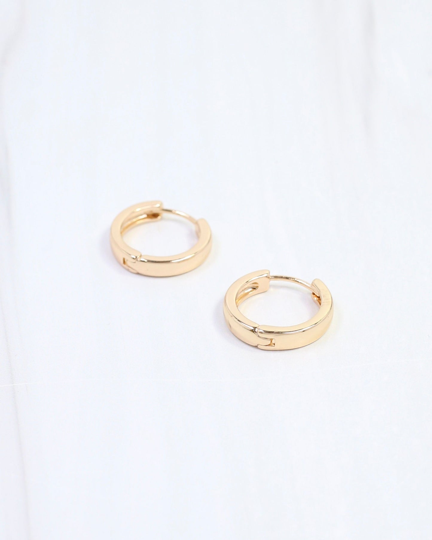 Jude Smooth Huggie Earring Gold