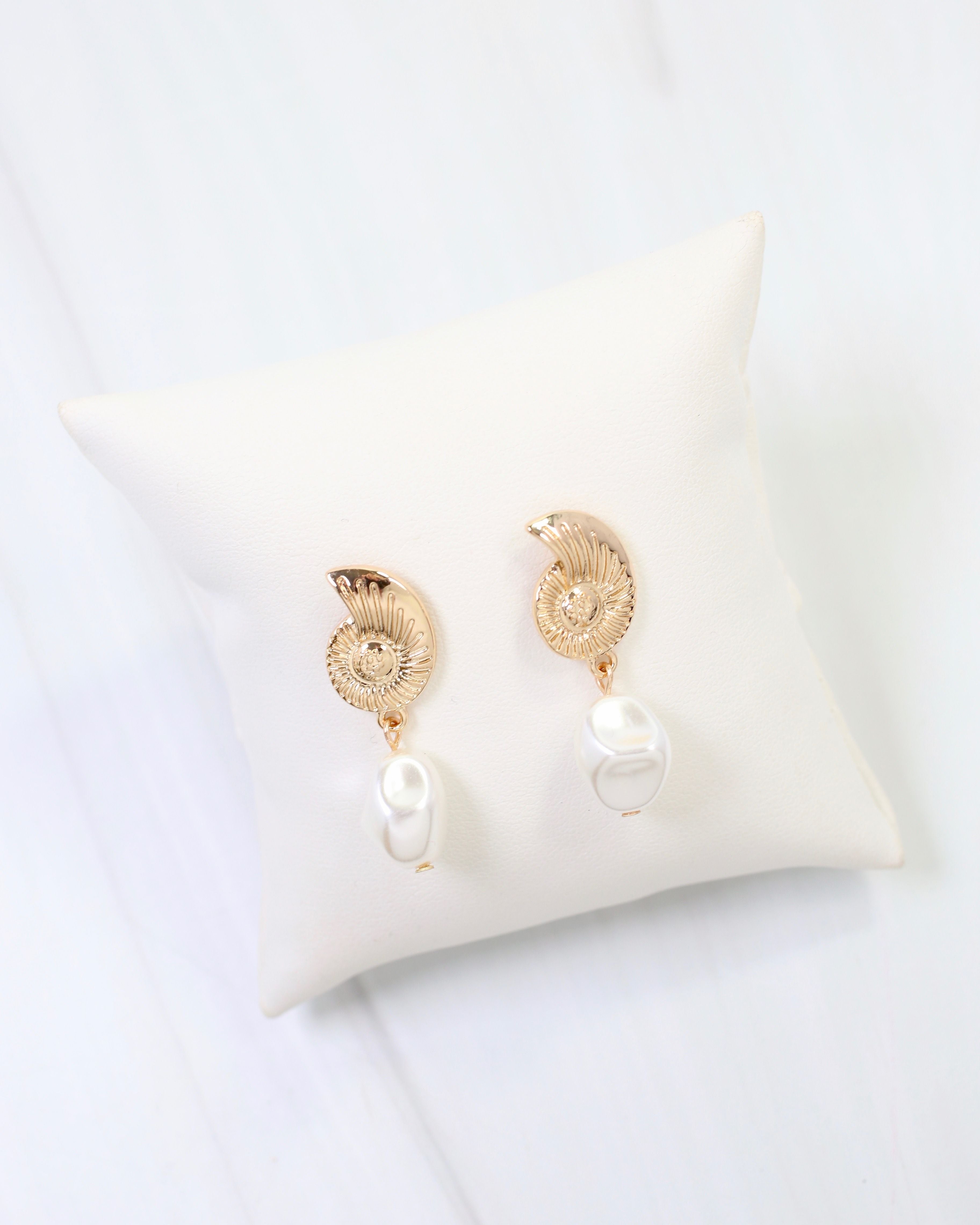Oswego Shell Pearl Drop Earring Gold – Caroline Hill Wholesale